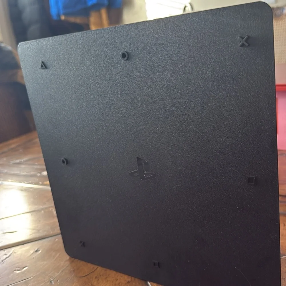 PlayStation 4 Model CUG-22158 Include 5 video games and 2 Controller